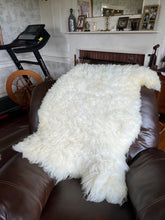 Load image into Gallery viewer, Large Thick Sheep Pelt
